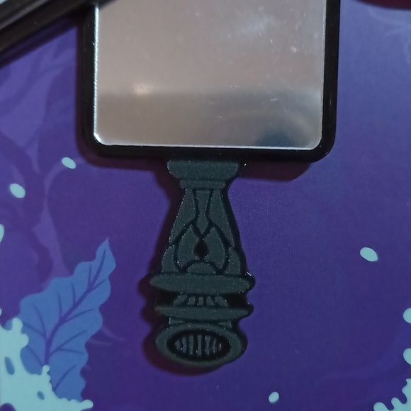 $5 Disney Villains Miniso Handheld Mirror Keychain 101 Dalmatians Cruella - Picture 4 of 9